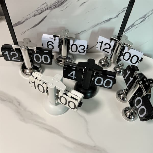 1 stk. Liten balanse stue sidevender klokke retro creat