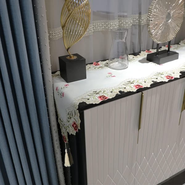 Macrame bordslöpare, lantlig vit hålförsedd spets, blommig brodyr