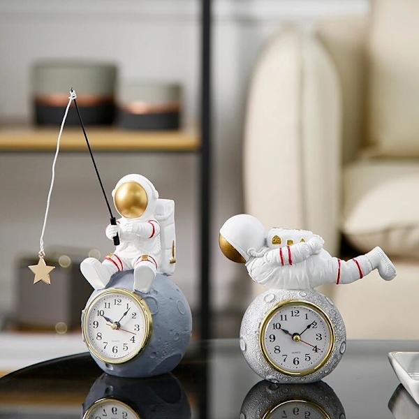 Luova pöytäkello lentävä avaruusmies sisustus astronautti makuuhuone