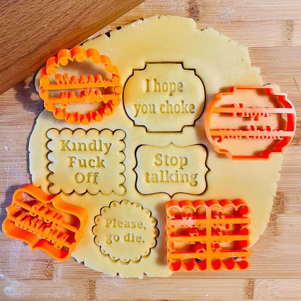 4 st cookieformar med engelska bokstäver och önskningar