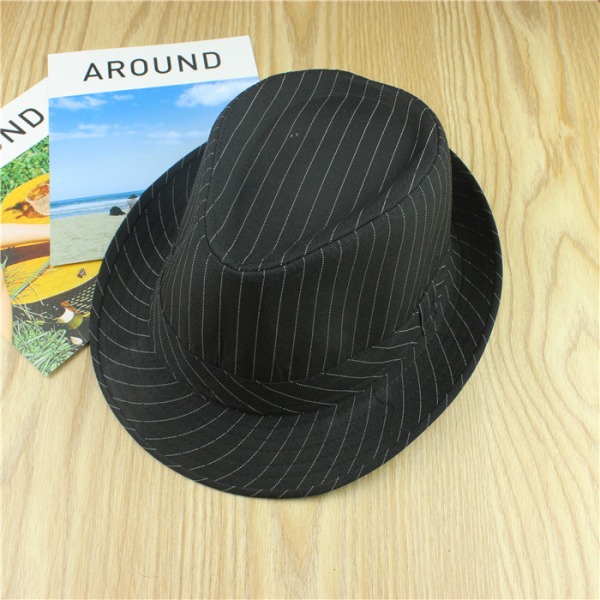 En lille retro engelsk hat, en stribet jazzhat.
