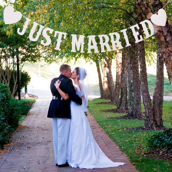 Bröllopsbanderoll med texten \"Just Married\"
