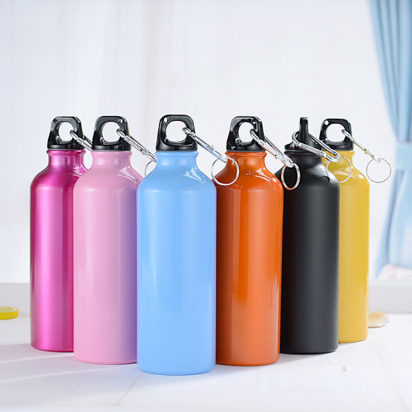 Sininen, 500 ml ruostumattomasta teräksestä valmistettu pullo, jossa karabiinihaka