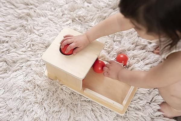 Trælegetøj bakke og bold drop med tre (3) bolde Baby's first