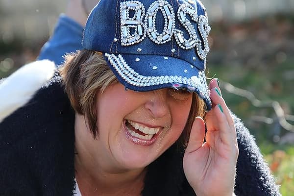 Kvinnors hatt med strass, bländande basebollkepsar, sliten