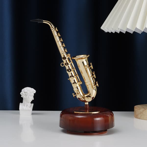 Klassisk musikkboks saksofon statue fransk retro håndsveivet m