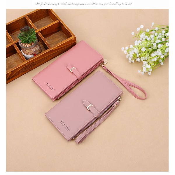 Kvinnors hand som håller lång plånbok mobiltelefonväska - djupt rosa
