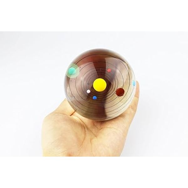 3D krystallkule med solsystemmodell og LED-lampebase, 80 mm