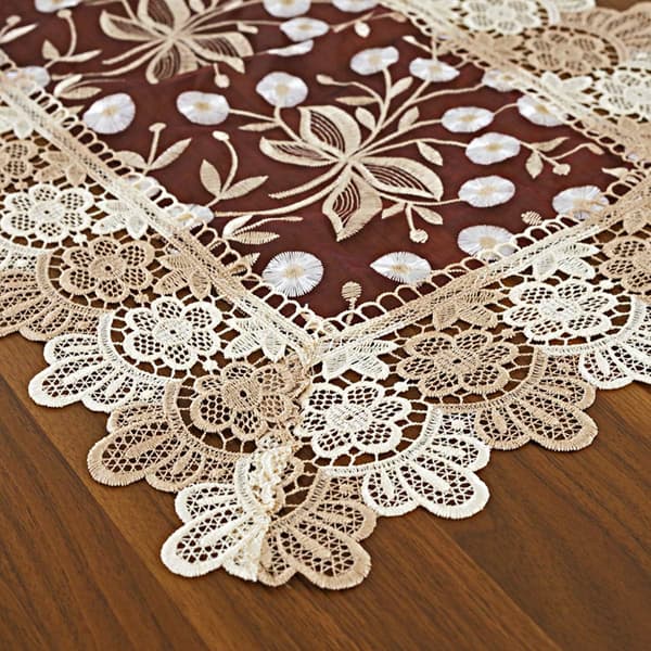 Blondert blomstret brodert bordløper, rektangulær polyester gjennomsiktig D