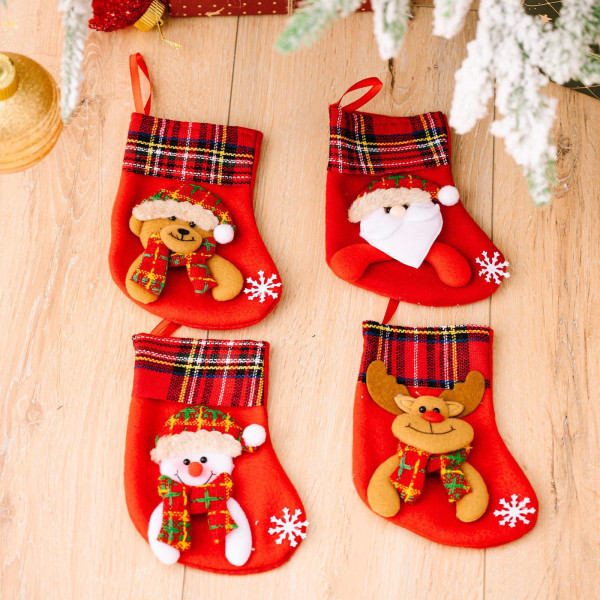 4 stycken minijulstrumpor, julstrumpedekoration, Ch