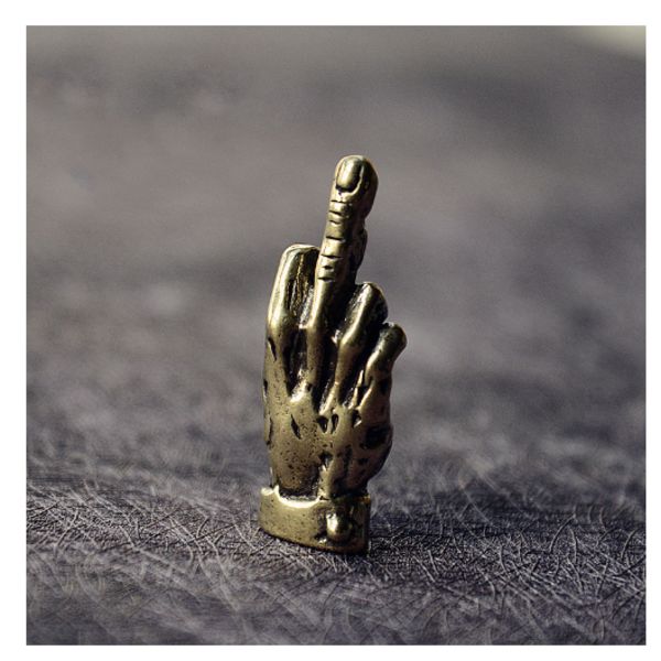 Mässing Figur Mittenfinger Mini Prydnad Liten Skulptur Skrivbord
