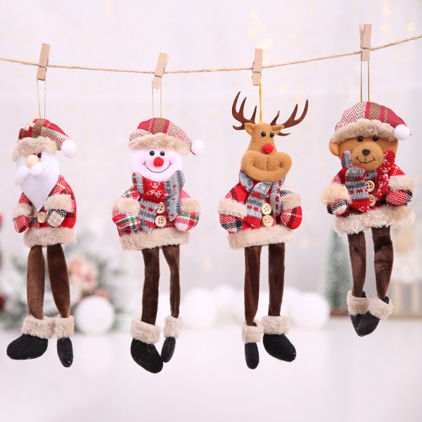 4 juledekorasjoner scene dekorert juletre anheng g