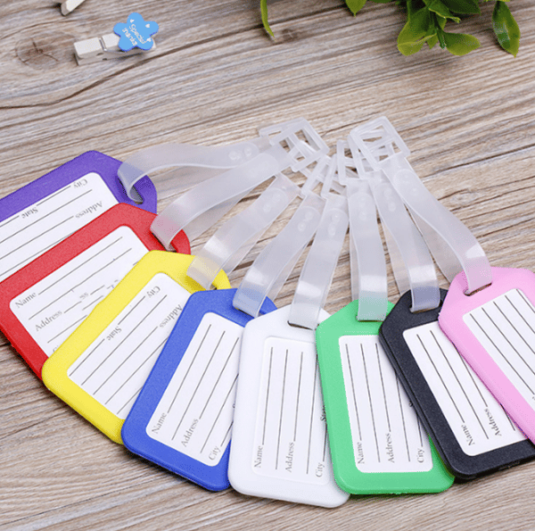 8 st checkade bagagetaggar i plast