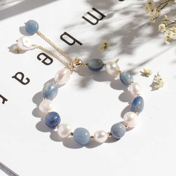 Flickarmband med odlade pärlor och blå kristaller