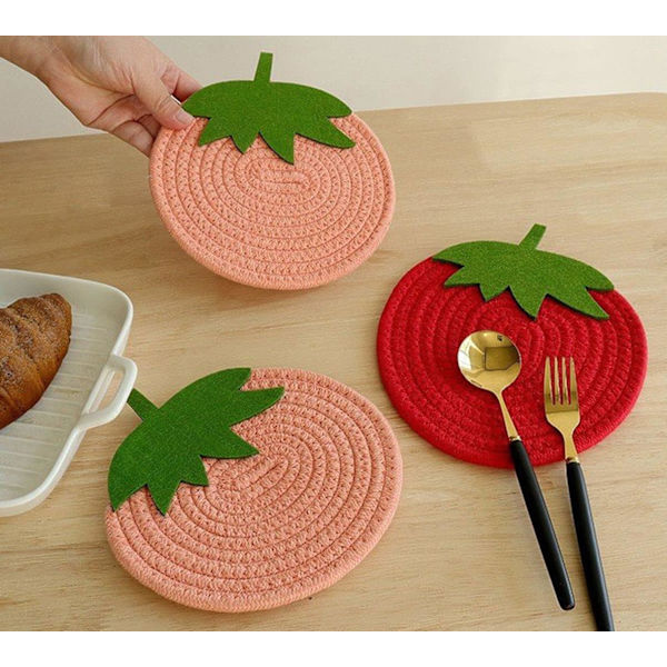 Set med 2 söta rosa pumpaunderlägg i fruktform, absorberande vävda kaffekoppar