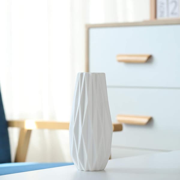 Enkel vit keramisk vas, modern heminredning, porslinsvas