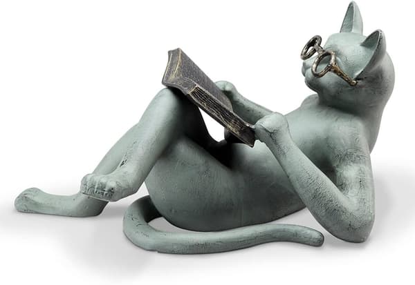 Resinfigur liggende kat læsende 18x5x8 cm