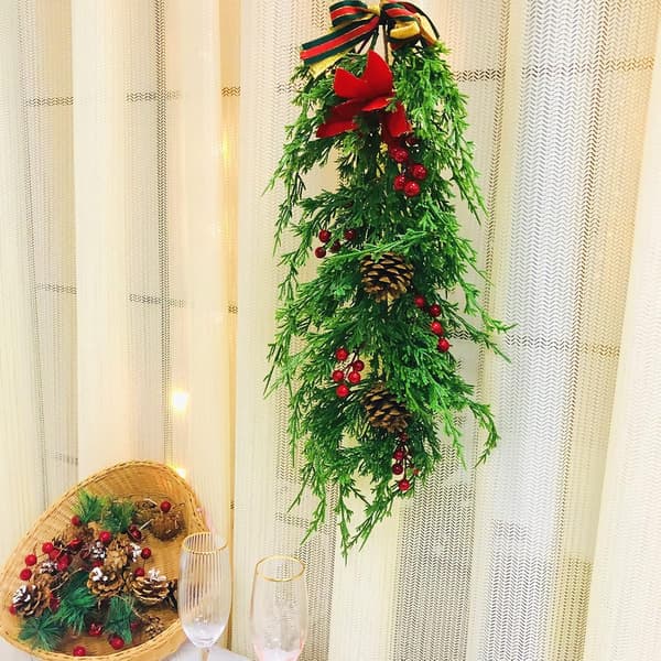 Julkrans med tallkottar, röda bär och julstjärneblommor