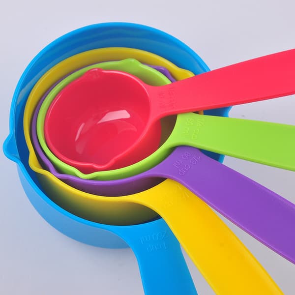 Sett med 5 måleskjeer i plast
