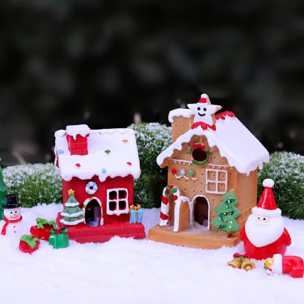 Julepepperkakehus i tre med LED-lysende julelandsby