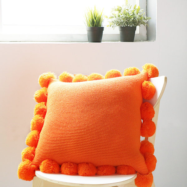Koristetyynynpäälliset, koristetyyny pom pom -tupsuilla, 18 x 18