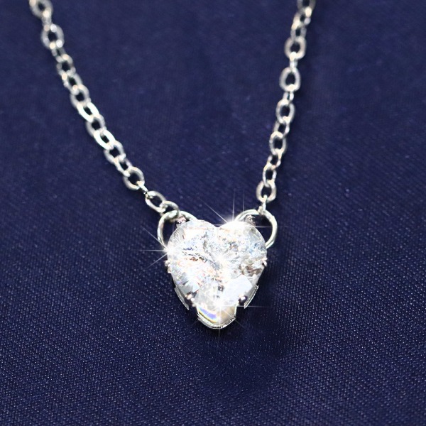 Fashion Silver Plated Hjärtformad Hänge Halsband Kvinnor Simulerad Safir