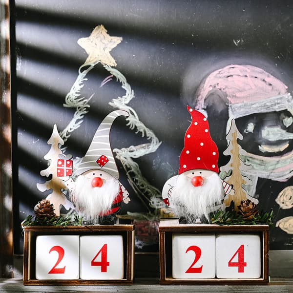 2 stk julepynt i tre med furutre, kalenderdekorasjon