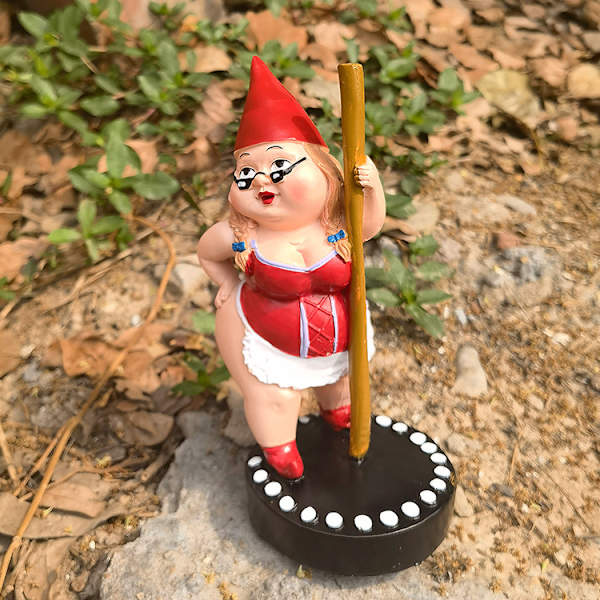 Pol dansande tomtefigur, trädgårdstomtar i harts, rolig utomhus