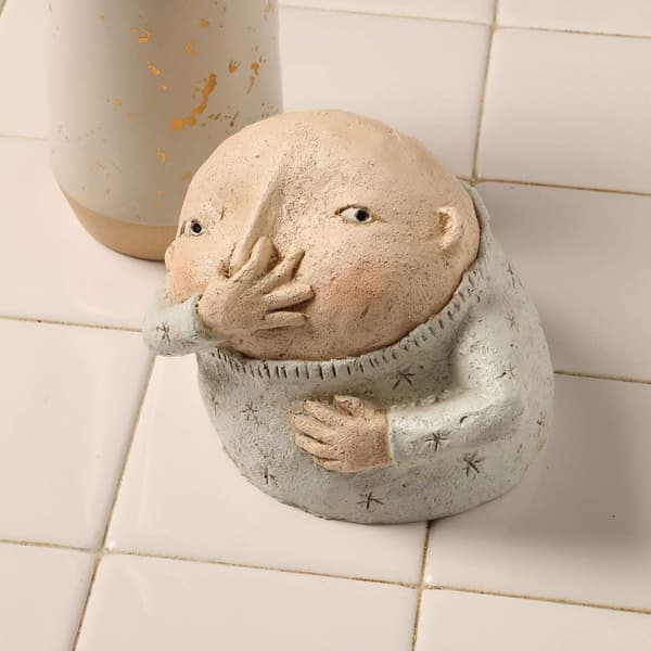 Dreng, der holder næsen, skulptur, 5\" høj