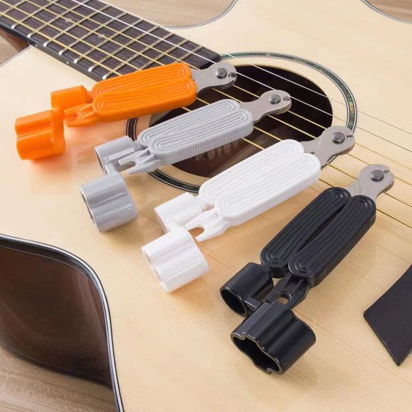 4 stk. 3 i 1 gitarstrenger vikler strengekutter og bro pin P