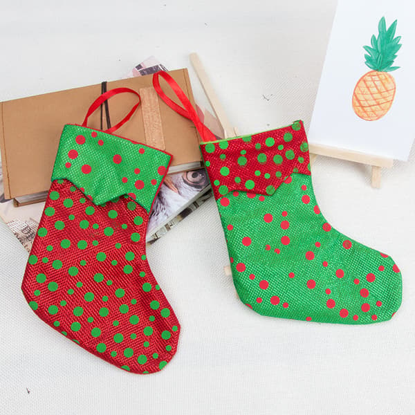 2 st julstrumpor presentpåse röda och gröna prickar liten jul