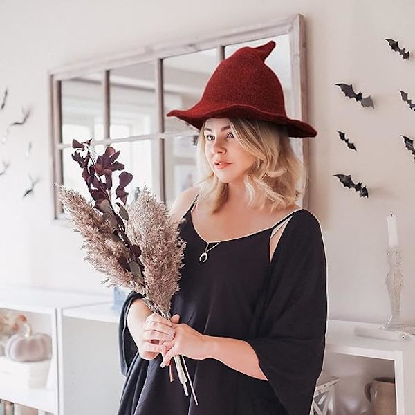 Kvinnors stickade häxhattar i ull för Halloween-festmaskerad red