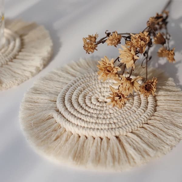 Set med 4 bohemske makramé-brikker absorberende beige brikker for