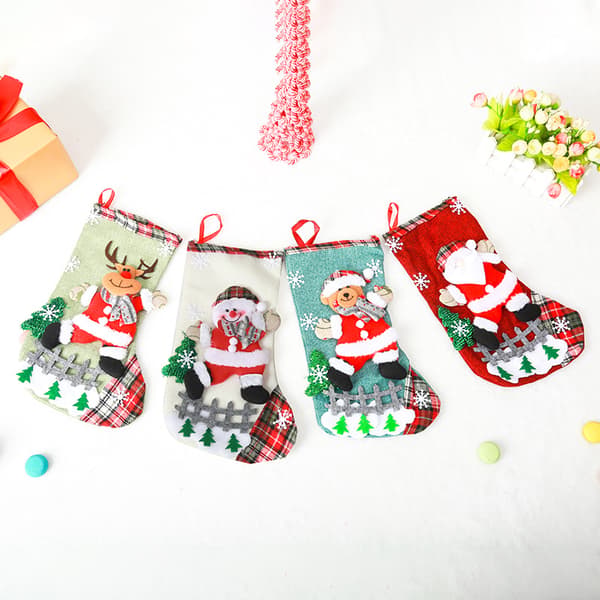4 st juldekoration presentpåse tomte snögubbe stor present