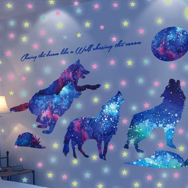 Tähtitaivas Galaxy Wolf -seinätarra ja hohtava kuu ja tähti