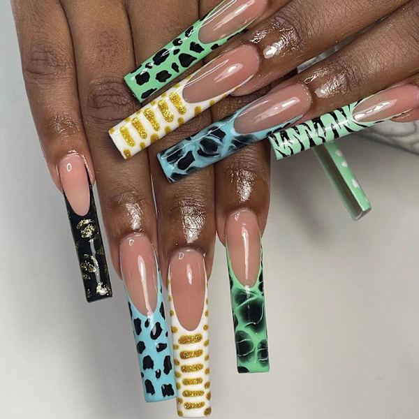 Engångsbrukbara nagelstickers med swoosh-design i blått och grönt