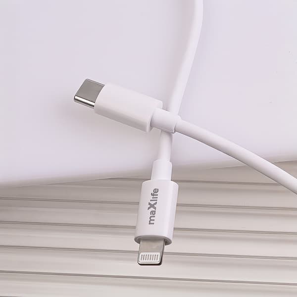 Maxlife MXTC-06-20C PD QC-laddare 1x USB-C 20W vit + USB-C - Lightning-kabel 20W vit