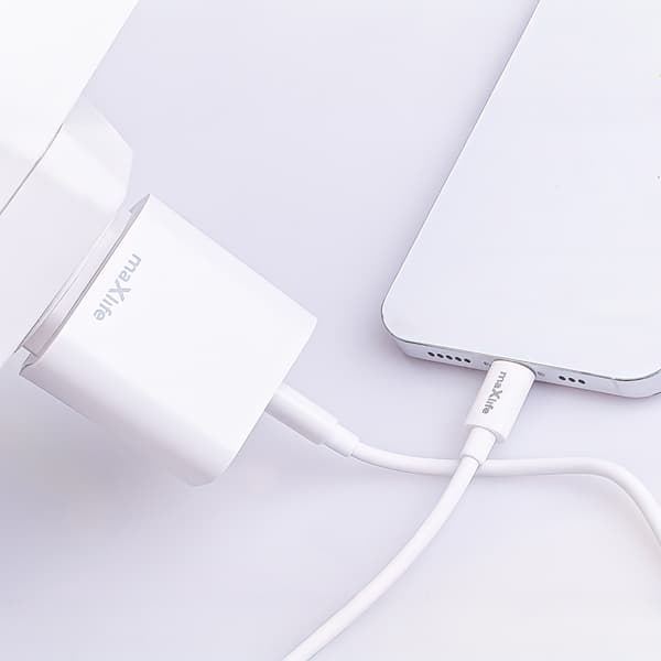 Maxlife MXTC-06-20C PD QC-laddare 1x USB-C 20W vit + USB-C - Lightning-kabel 20W vit