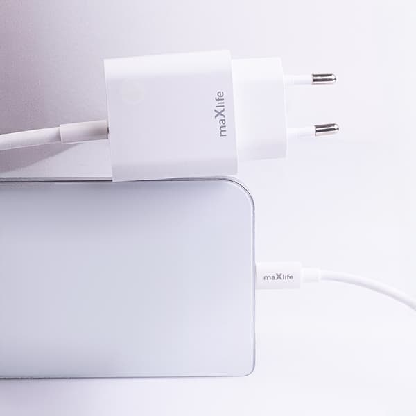 Maxlife MXTC-06-20AC PD QC laddare 1x USB-C 1x USB 20W vit + USB-C - USB-C kabel 20W vit