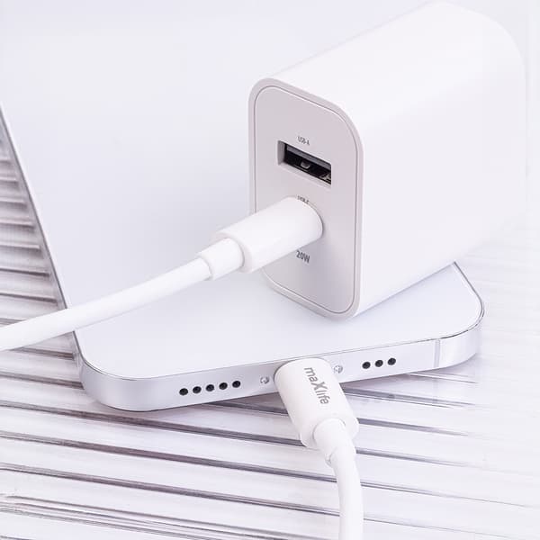 Maxlife MXTC-06-20AC PD QC laddare 1x USB-C 1x USB 20W vit + USB-C - Lightning kabel 20W vit