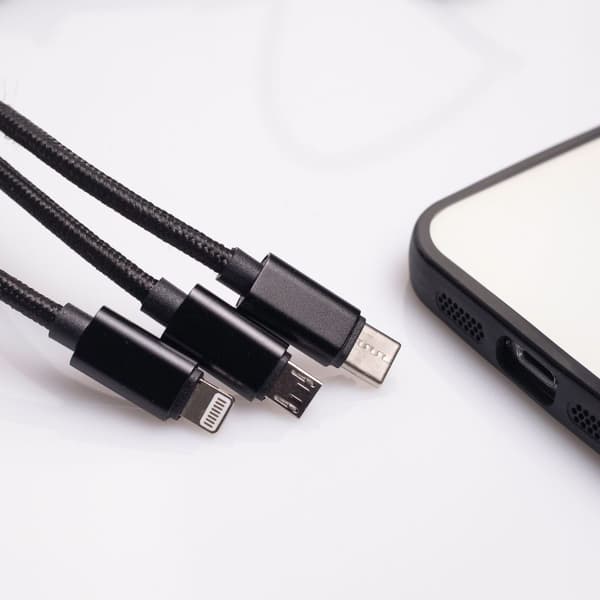 Maxlife 3i1-kabel USB - Lightning + USB-C + microUSB 1,0 m 2,1A svart nylon svart
