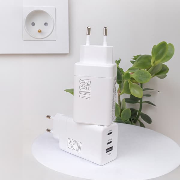 Maxlife MXTC-08-65ACC PD QC laddare 2x USB-C 1x USB 65W vit