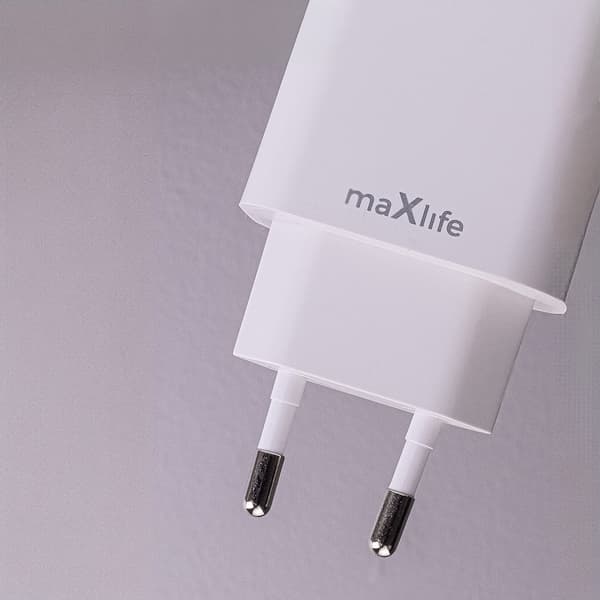 Maxlife MXTC-06-20AC PD QC laddare 1x USB-C 1x USB 20W vit + USB-C - USB-C kabel 20W vit