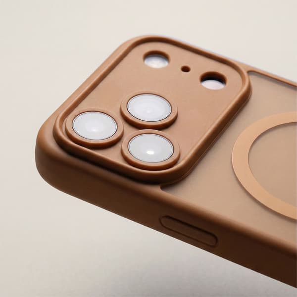 Mag Matt-fodral för iPhone 17 Pro Max 6,9\" / 18 Pro Max 6,9\" brun precisionshål
