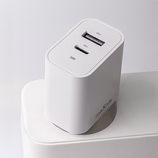 Maxlife MXTC-06-20AC PD QC laddare 1x USB-C 1x USB 20W vit + USB-C - USB-C kabel 20W vit