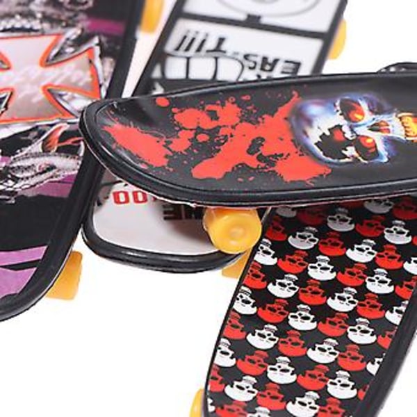 Mini Skateboard Fingerboard Leksak 1:6 Dockhus Mini Fyrahjuls Skateboard