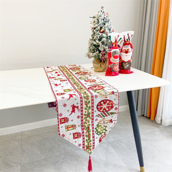 Brodert julebordløper, julebordsdekorasjon elg