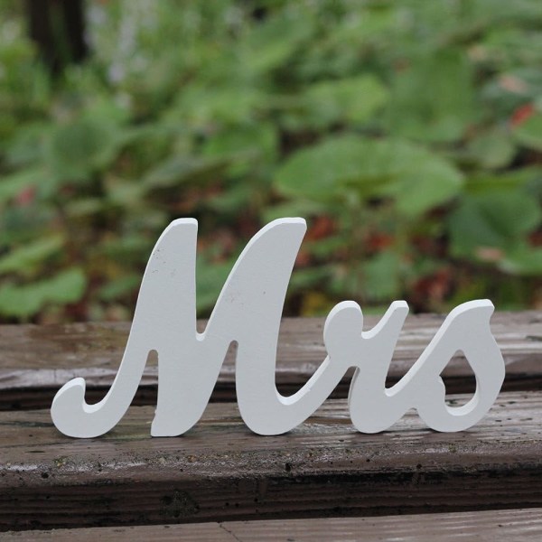 Vintage trä display stativ med Mr & Mrs White bröllop bokstäver