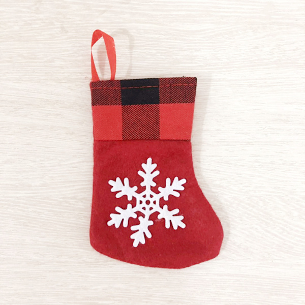 3 små julstrumpor 7x12,5x9cm snöflinga rutig charm julstrumpa