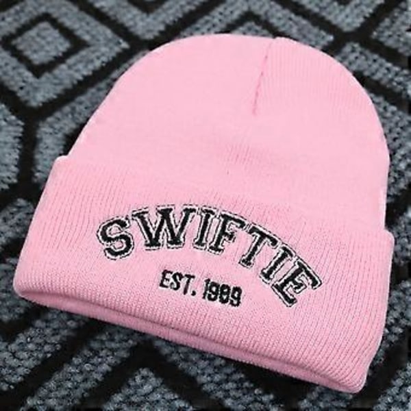 Taylor Swift 1989 Beanie Merch Kvinnors Mode Stickad Stretch Cuffed Hat SWIFTIE Broderad Skidmössa (Rosa)